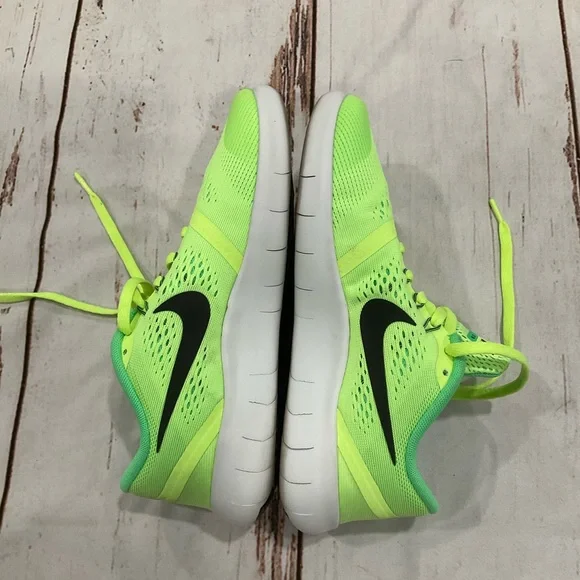NIKE FREE RUN ATHLETIC SHOES